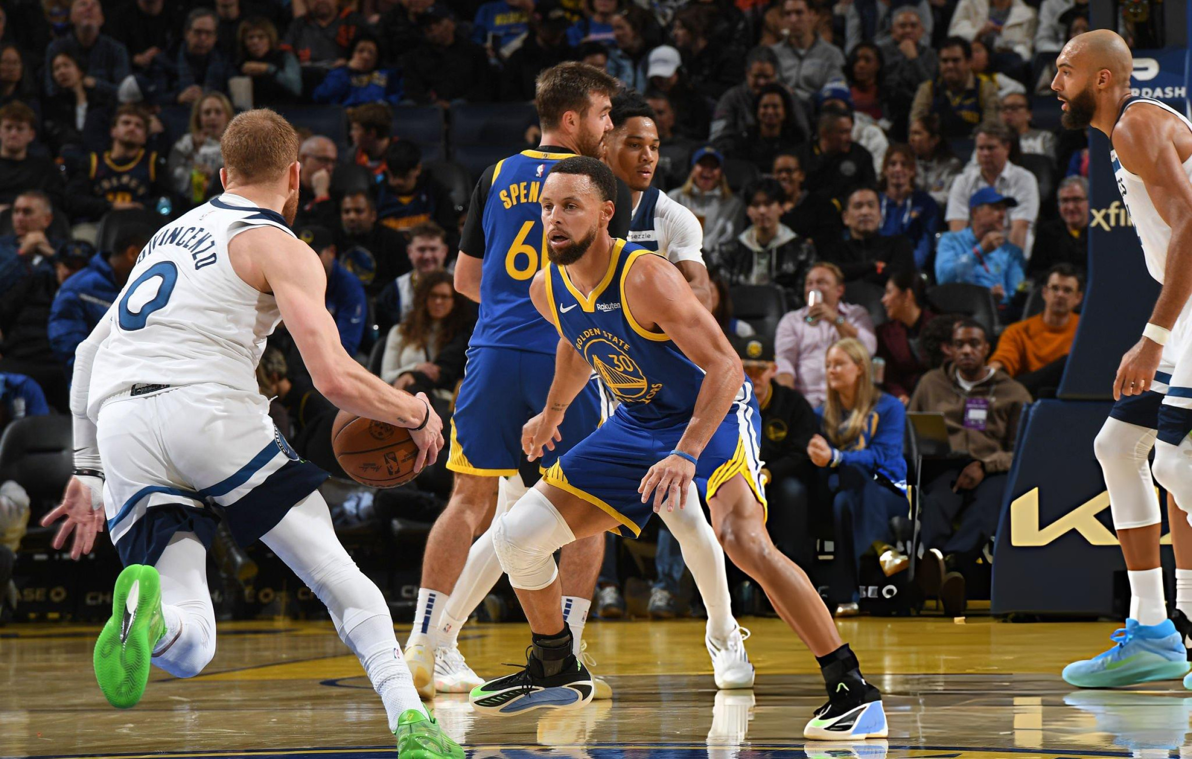 Curry brilha no retorno, mas Timberwolves vence Warriors
