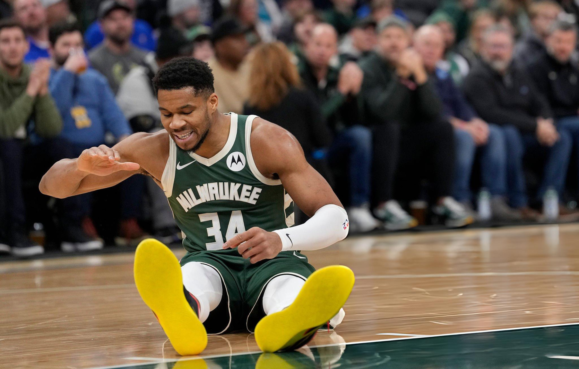 Lesão na panturrilha direita afasta Giannis por até 4 semanas