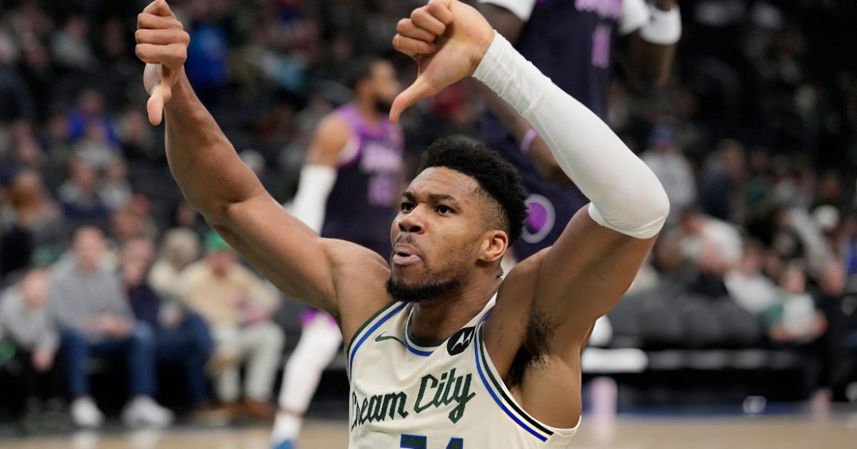 Giannis Antetokounmpo reage com vaia à torcida após derrota em casa