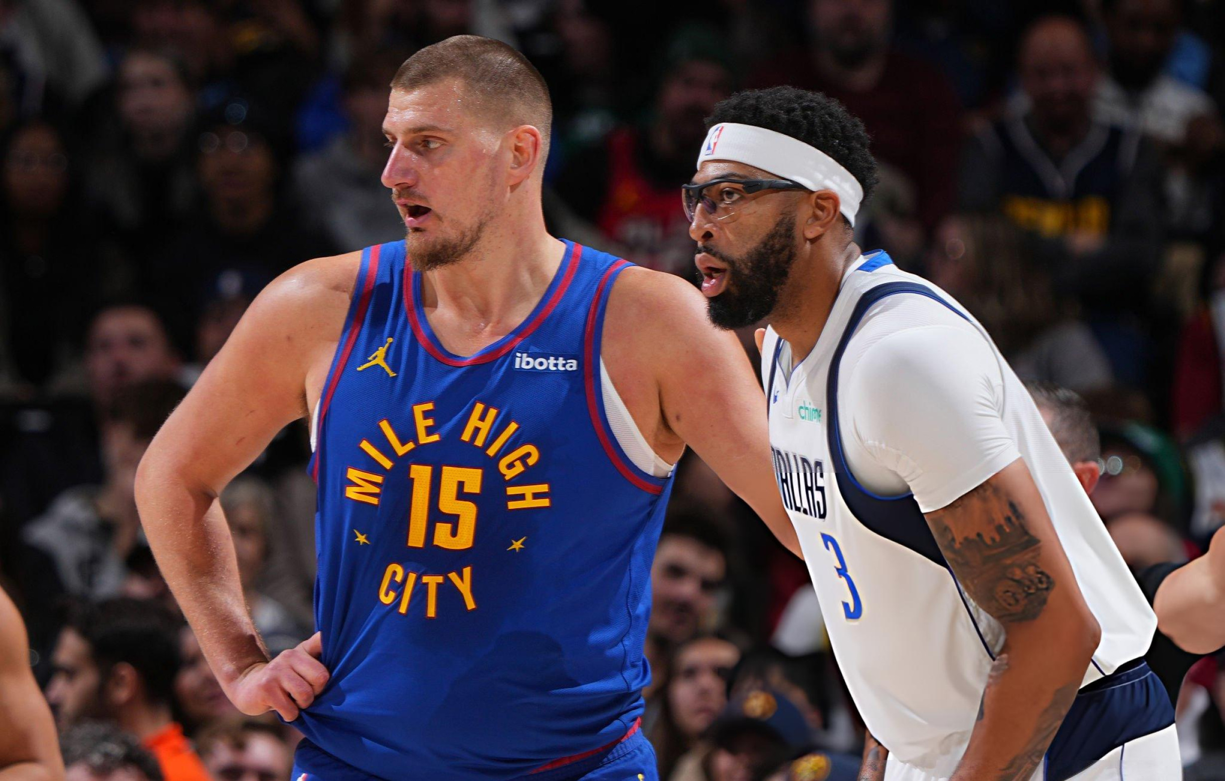 Anthony Davis domina e Mavericks vence Nuggets de Nikola Jokic