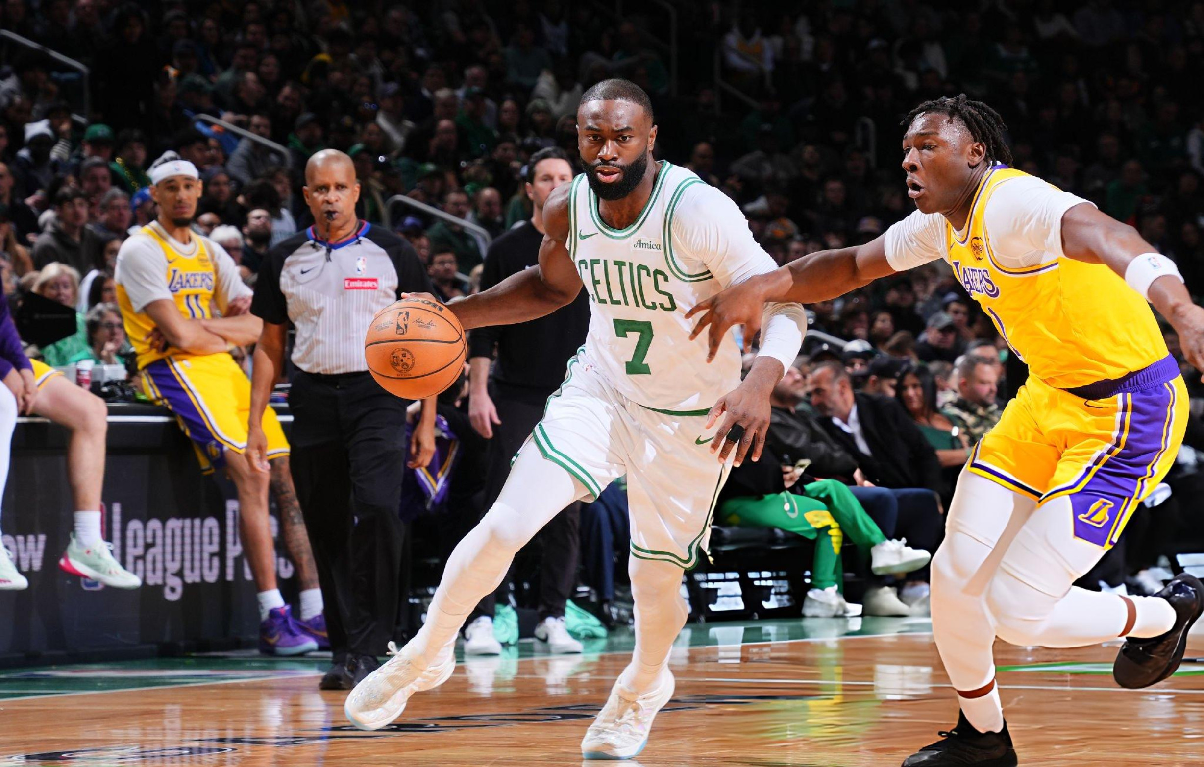 Jaylen Brown brilha e Celtics atropela Lakers