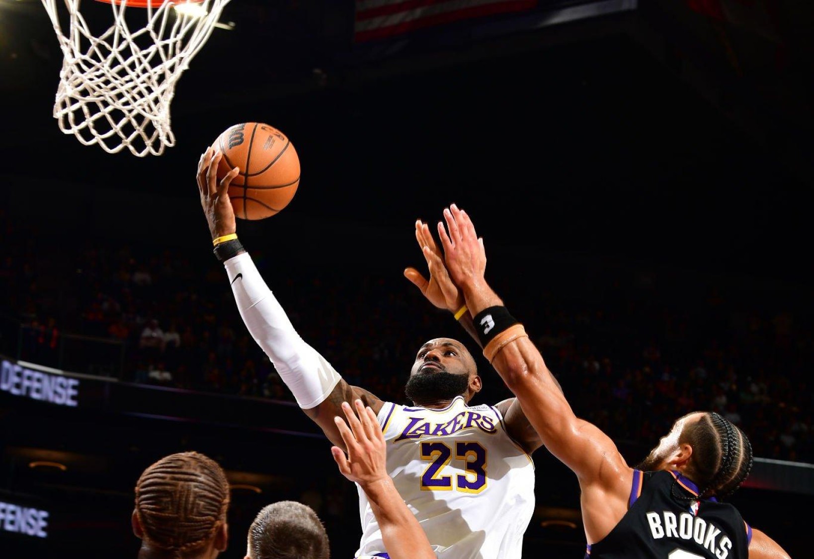 LeBron decide no fim e Lakers vence Suns