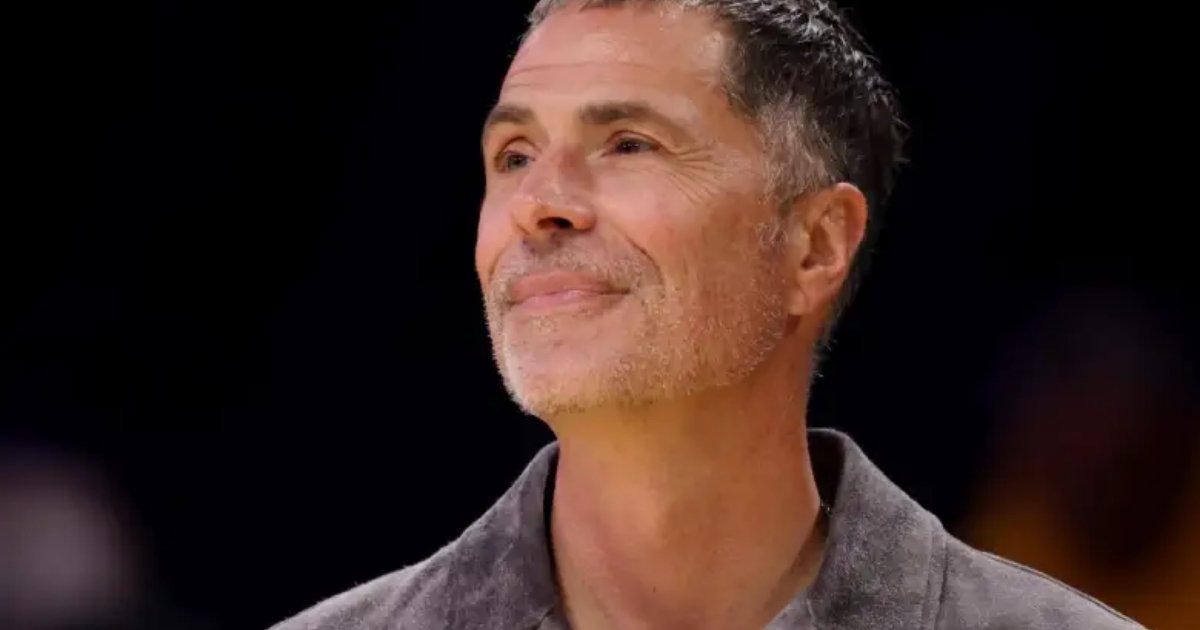 Defesa exposta e inércia de Pelinka ameaçam futuro do Lakers