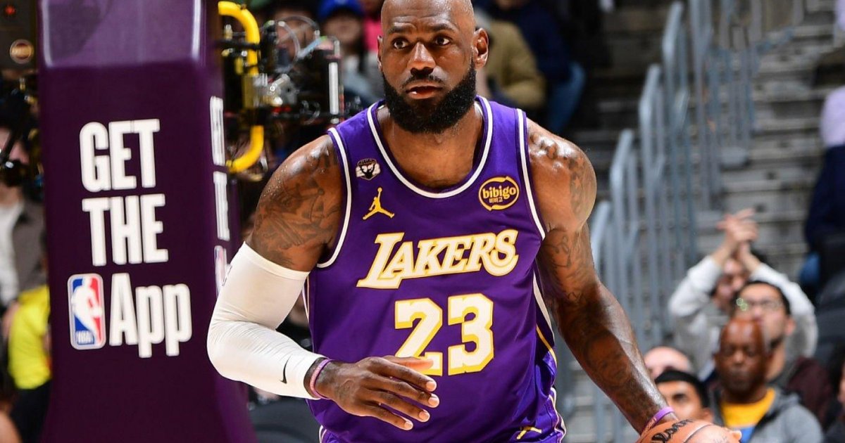 Lakers vence Dallas com triplo-duplo histórico de LeBron