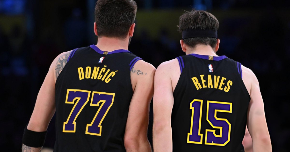 Doncic faz triplo-duplo e Reaves explode no segundo tempo em vitória dos Lakers