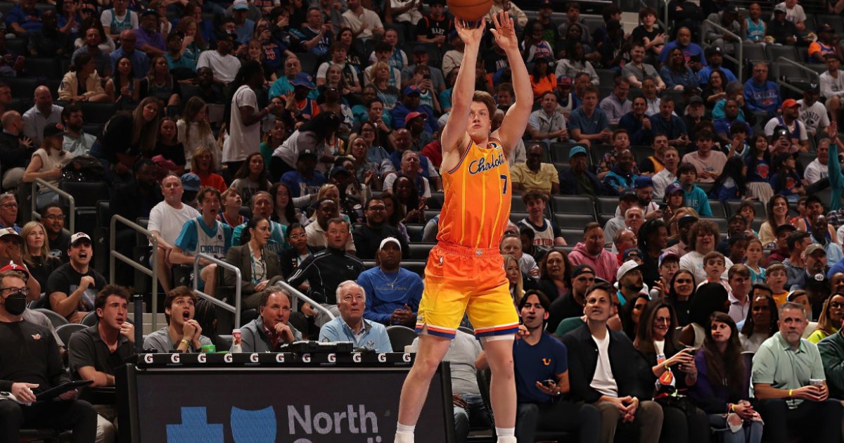 Knueppel faz história e lidera vitória dos Hornets sobre Knicks