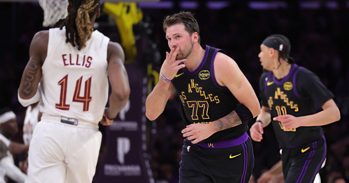Luka Doncic lidera show dos Lakers contra os Cavs e confirma vaga nos playoffs