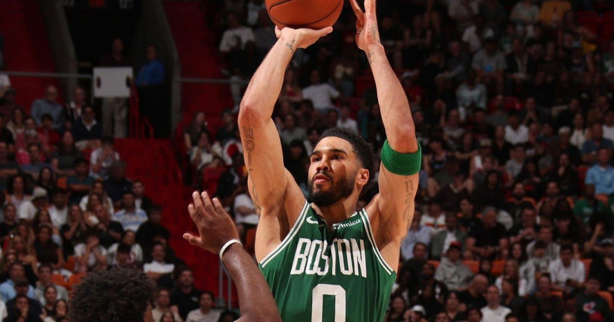 Jayson Tatum anota triplo-duplo e Celtics atropelam Heat